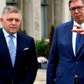 Danas ćemo postaviti nove temelje za čvršće veze naših naroda Predsednik Vučić poželeo dobrodošlicu Robertu Ficu