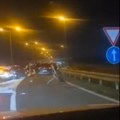 Žestok sudar kod nove pazove: Delovi autombila rasuti po putu (video)