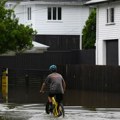 Obilne kiše izazvale poplave u Australiji, stanovnici se sklanjaju na krovove kuća