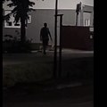 Snimak iz Vrnjačke Banje: Pucao na prostorije SNS-a i na policiju, nakon toga uhapšen