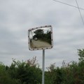 Postavljena sferna saobraćajna ogledala radi bolje preglednosti u Šumaricama (FOTO)
