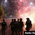 Sukobi, suzavac i demolirane prostorije vladajuće partije na protestima u Srbiji