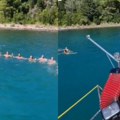 "Kako prepoznati Srbende na odmoru!" Srpski turisti u Crnoj Gori ušli u more pa zaigrali kolo: Zbog svog poteza ubrzo su…