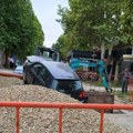Devojka mrtva pijana usred bela dana sletela sa puta: Automobilom se zakucala u mašine koje su obavljale radove (foto)