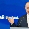Putin: Zapad pokušava da organizuje obojenu revoluciju u Srbiji