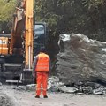 Tragedija izbegnuta za dlaku! Strašan prizor kod Vlasotinca: Odlomila se ogromna stena, sreća sačuvala vozače