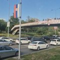 ВИДЕО Транспарент "Студенти побеђују" се виори изнад ауто-пута на Новом Београду, возачи га поздрављају сиренама