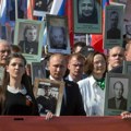 „Бесмртни пук“ и на фронту: Хиљаде руских бораца чувају успомену на претке