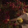 (Video) "Šetnja je najbolji lek" Sloba Vasić usred noći bere cveće u dvorištu: Napravio buket za ženu, a u pozadini se čuje…