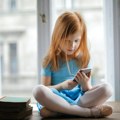 Deca u Srbiji sve više koriste internet za edukaciju