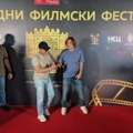 Željko Mitrović i Žan Klod Van Dam na crvenom tepihu u Nišu, sve oči uprte u slavnog glumca: Došao sa kačketom na glavi i…