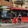 Prednji deo autobusa smrskan, sve više ljudi u bolnici! Prvi snimci s mesta nesreće u Nišu: Vozilo se zakucalo u drvo i znak…