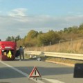 Nesreća kod Malog Požarevca: Automobil završio na krovu, stvaraju se zastoji (foto)