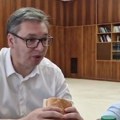 Vučić doručkovao parizer u pola hleba VIDEO