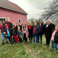 Ministarka Kisić Tepavčević posetila višečlanu porodicu na Katićima