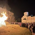 Prelepe slika sa ustaničkog ljubića: Stotine ljudi prisustvovalo paljenju badnjaka ispred crkve Svetog kneza Lazara foto