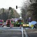 Avion pao na automobil: Neviđena drama, letelica promašila pistu zbog snažnog vetra, mrtve vade iz olupine (foto)