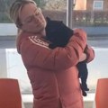 Mačak se posle 4 godine vratio kući Prešao više od 400 kilometara: Osvanuo snimak susreta sa ljubimcem (video)