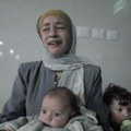 Majka iz Gaze grca u suzama dok traži mlijeko za bebe