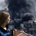 Репортерка курира испред ватрене стихије на звездари: 30 екипа на лицу места, ватрогасац проговорио о повређенима и узроку…