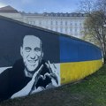 Osvanuli portreti Navaljnog u Beču na zidu iza spomenika sovjetskim herojima (foto)