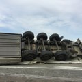 Staklo i delovi kamiona rasuti po putu: Teška nesreća kod Leskovca, saobraćaj otežan (foto, video)