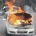 (Foto)zapalio se automobil u centru Kragujevca: Vozilo potpuno izgorelo, nema povređenih