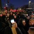 FOTO, VIDEO Naprednjaci opkolili opoziciju i građane na blokadi kod Kule Beograd: Svađali se i gurali ih, situacija bila na…