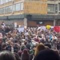 „Živeti slobodno“: Protest prosvetara i studenata na Platou u Beogradu