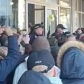 Demonstranti pokušali da uđu u Skupštinu Kraljeva, jedan proleteo kroz staklo na vratima