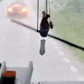Vozi autobus, a jedva se prst pred okom vidi: Jezivi snimak sa puta u Podunavlju, napravljen dok nevreme tuče