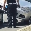Ma, da li je ovo moguće? Neverovatna scena usred Beograda, auto se "nasukao" na taksi