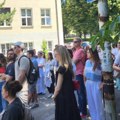 Studenti ispred Medicinskog fakulteta u Beogradu čekaju odluku o onlajn nastavi