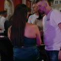Obezbeđenje reagovalo u "eliti": Korda prekršio zabranu prilaska na žurci i prišao Ani i Ivani Nikolić, one skočile na njega…