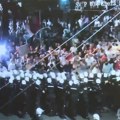 Napao policiju na vidovdan! Optuženi Dragan G. bacao baklju na kordon tokom protesta, već osuđivan zbog droge