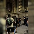 Scena kakva nikad nije viđena na ulicama Beograda: Građani sprečili hapšenje od strane policije u civilu, izbila žestoka tuča…