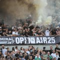 Drama na Partizanovom spektaklu, požar buknuo iza koša, meč prekinut