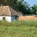 Prve slike sa mesta zločina: Ovo je kuća koju je zapalio ubica iz Obrenovca: Pretukao muškarca pa mu sina pregazio kolima
