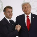 Трамп закукао после руковања "мртвачким стиском" са Макроном: "Повредио си ме" ФОТО