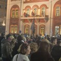 (Foto) Protest na Studentskom trgu: Naguravanje policije i građana, deo okupljenih ispred Rektorata potisnut s kolovoza