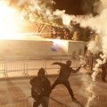 Protest u Tirani – učesnici bacali pirotehniku na sedište Vlade, povređen policajac