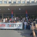 "Lazare tu smo": Studenti i građani okupljeni ispred Palate Srbija, gde je privedeni student