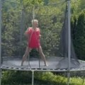 Maja Nikolić trenira na trambolini: Skače i vrišti od sreće, a grudi samo što ne ispadnu