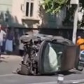 (Video) Drama u centru Beograda: "Smart" probio zaštitnu ogradu, pa se prevrnuo na krov na sred ulice