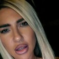 Jovana Jeremić šeta ulicom u medicinskom brusu za grudi! Voditeljka ugradila silikone, pa u stezniku i miniću napravila…