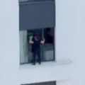 Potez ravan ludilu! Žena pere prozore na 11. spratu zgrade u Beogradu na vodi stojeći na simsu