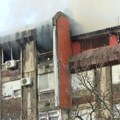 Veliki požar na Banjici: Vatra gutala stan na poslednjem spratu, vatrogasci na licu mesta VIDEO