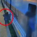 Drama na železničkoj stanici: Žena pokušala da uđe u voz u pokretu, a onda je za dlaku izbegla najgore (video)