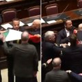 Žestoka tuča u italijanskom parlamentu! Poslanika oborili na pod, završio u bolnici - haotične scene!