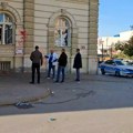 Polomljena stakla na gradskoj kući, zgrada izmazana crvenom farbom: Ovako izgleda Novi Sad jutro nakon protesta (foto, video)